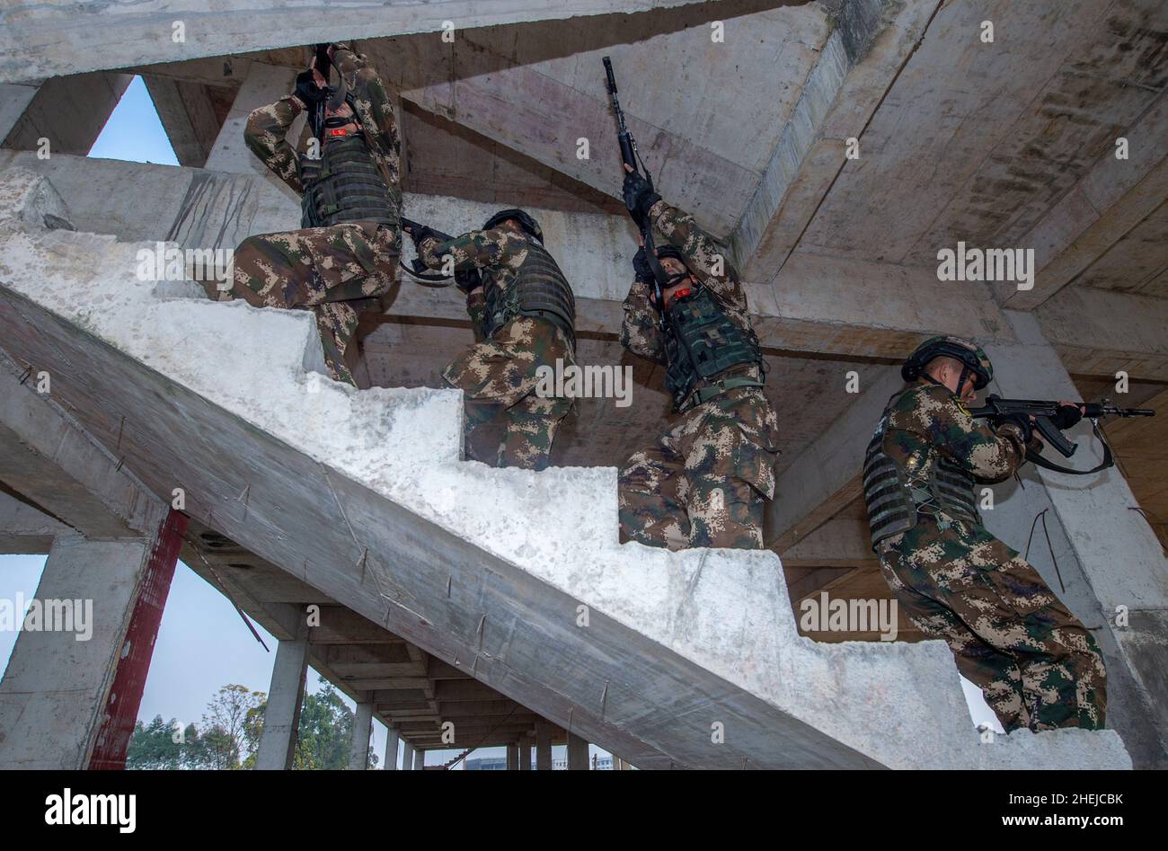 GUIGANG, CHINA - 11. JANUAR 2022 - bewaffnete Polizisten nehmen an einer Feldschulung in Guigang, Guangxi Zhuang Autonome Region, China, Teil, 11. Januar Stockfoto