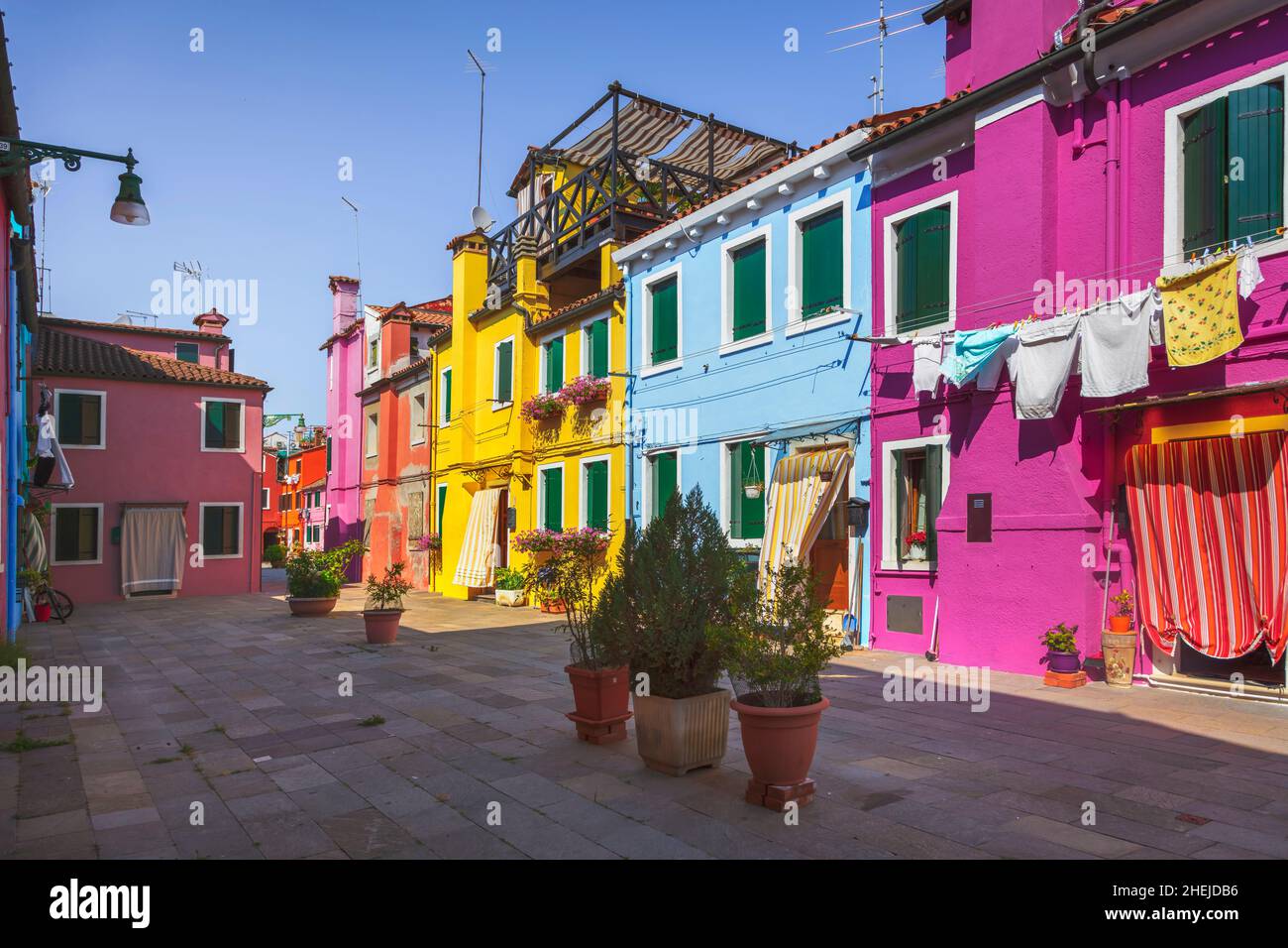 Burano Island Street, bunte Häuser in der Lagune von Venedig. Italien, Europa. Stockfoto