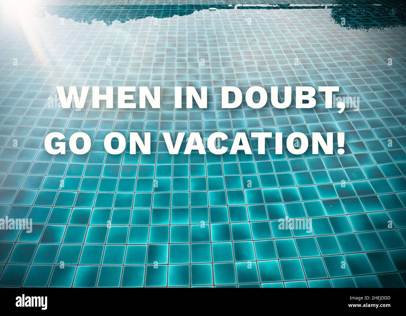 Motivierende und unpiratorische Zitate - im Zweifelsfall Urlaub machen. Mit Pool Hintergrund. Motivationskonzept. Stockfoto