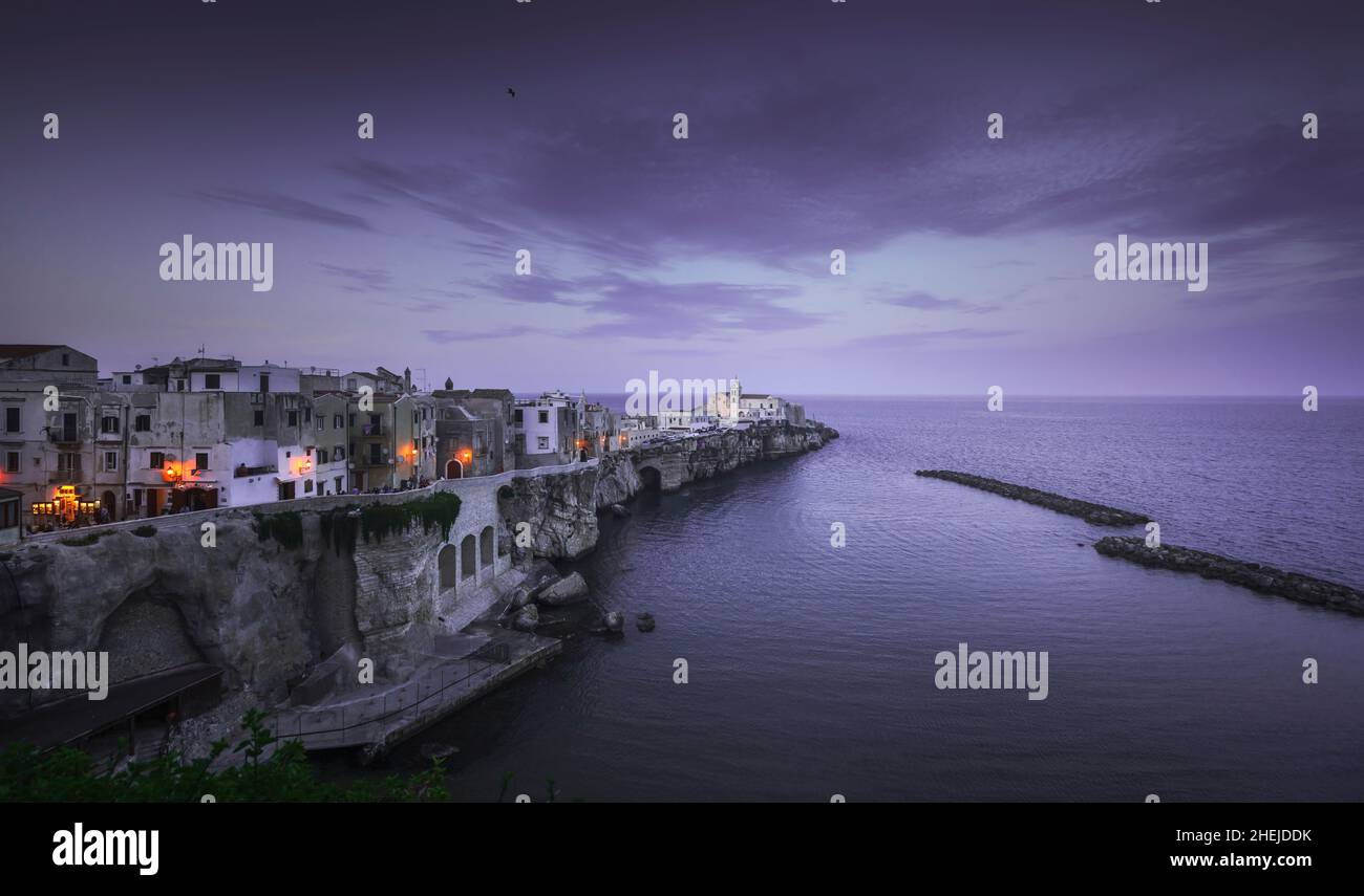 Vieste, Stadt auf den Felsen. Blaue Stunde. Halbinsel Gargano, Apulien oder Apulien, Süditalien, Europa. Stockfoto