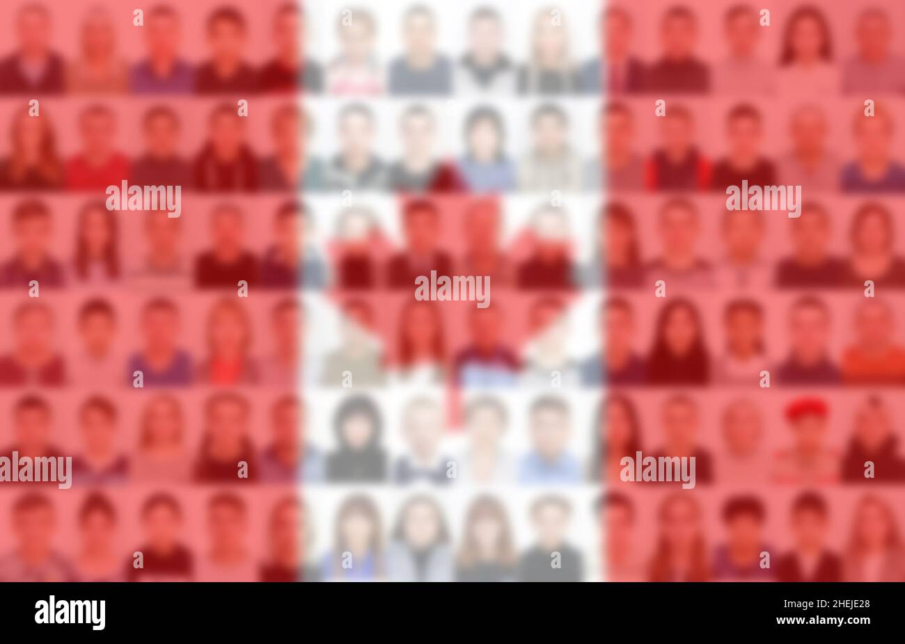 Porträts vieler Menschen auf dem Hintergrund der Flagge Kanadas. Das Konzept der Bevölkerung und des demografischen Zustands des Landes. Stockfoto