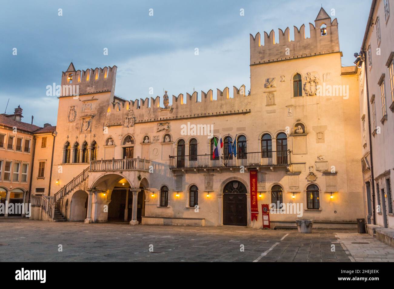 KOPER, SLOWENIEN - 15. MAI 2019: Abendansicht des Praetorianischen Palastes auf dem Titov Trg Platz in Koper, Slowenien Stockfoto