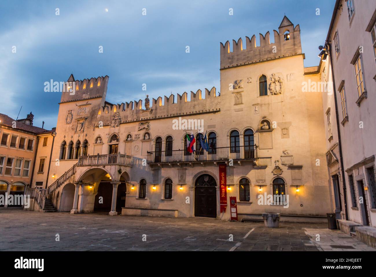 KOPER, SLOWENIEN - 15. MAI 2019: Abendansicht des Praetorianischen Palastes auf dem Titov Trg Platz in Koper, Slowenien Stockfoto