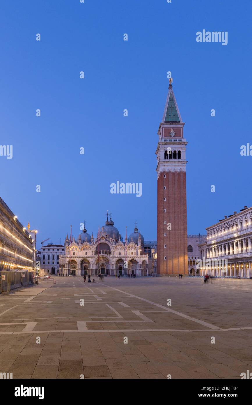 Markusplatz in der Abenddämmerung, Venedig, Italien Stockfoto