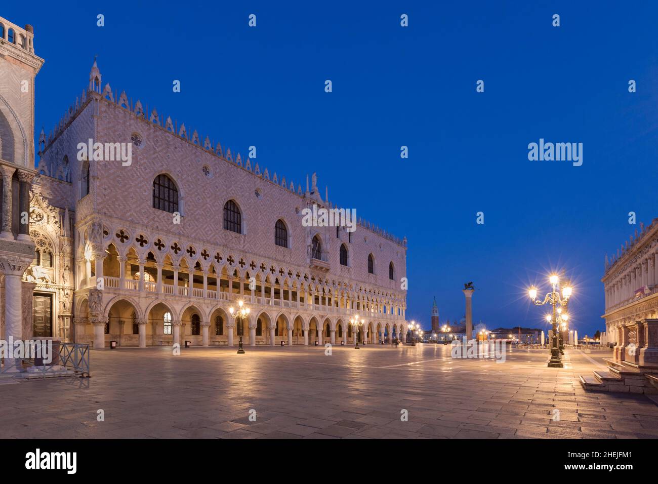 Markusplatz in der Abenddämmerung, Venedig, Italien Stockfoto