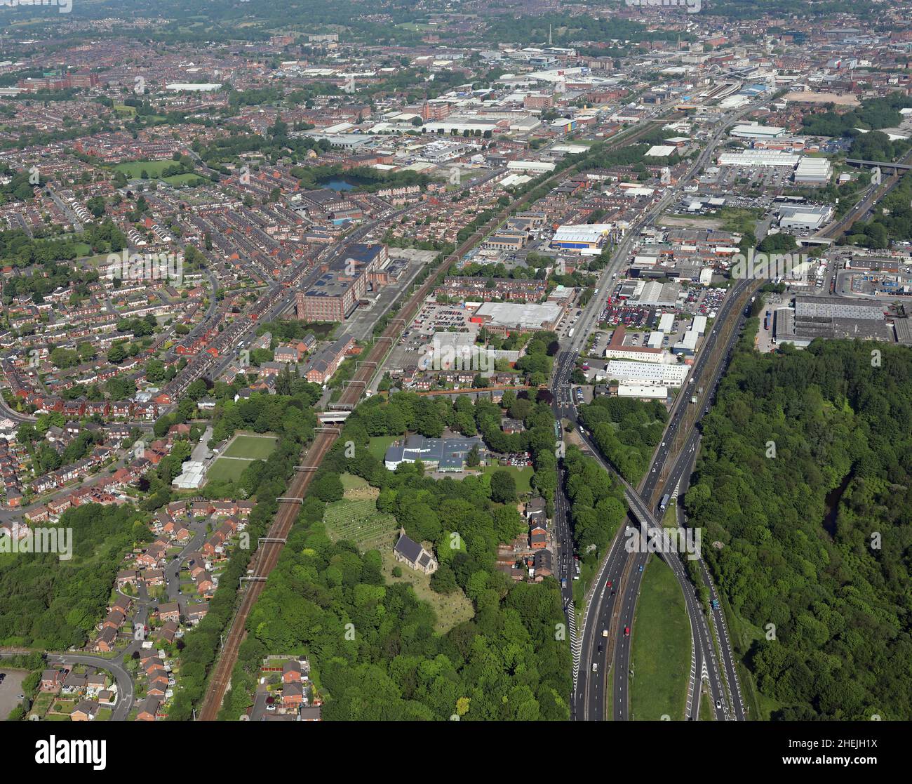 Luftaufnahme der Straßen- und Eisenbahnverbindungen, die von Süden in Richtung Stadtzentrum von Bolton kommen Stockfoto