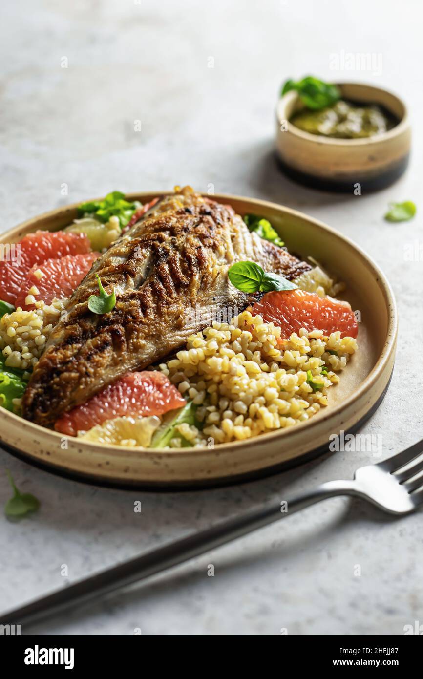 Gegrillte Makrele mit Zitrusfrüchten und Pesto Stockfoto