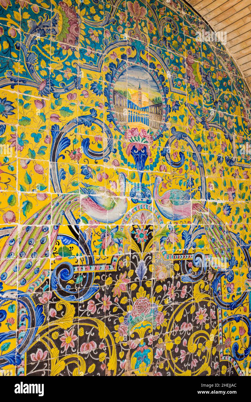 Farbenfrohe dekorative Kacheln an einer Wand in Teheran, Iran Stockfoto