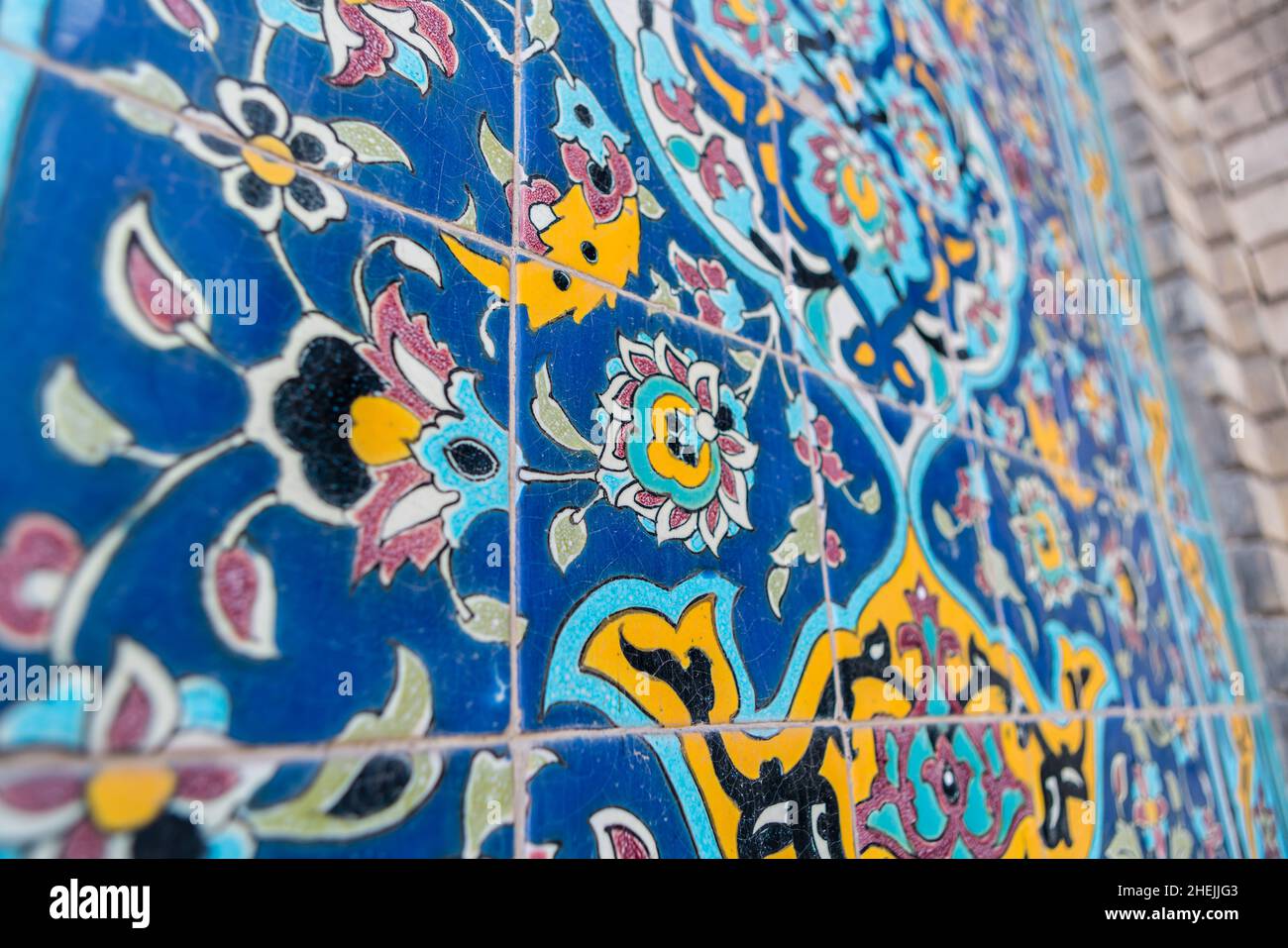 Farbenfrohe dekorative Kacheln an einer Wand in Teheran, Iran Stockfoto