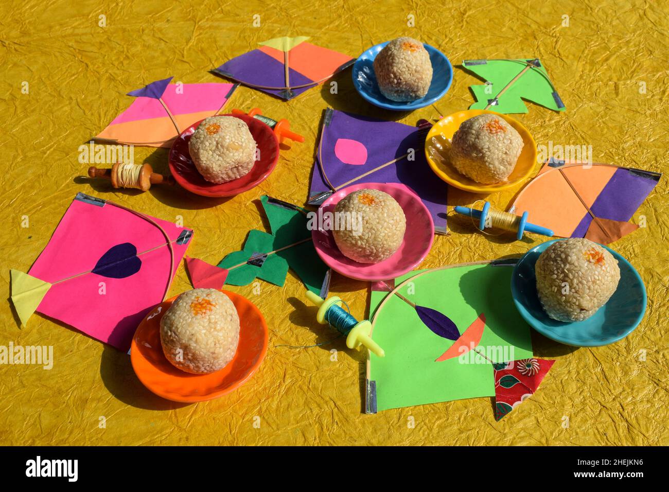 Til Laddu aus Sesamsamen und Zucker, auch bekannt als Til baati oder til Mawa ladoo Sesamkugeln. Sankranti Uttarayan Essen Feier mit k Stockfoto