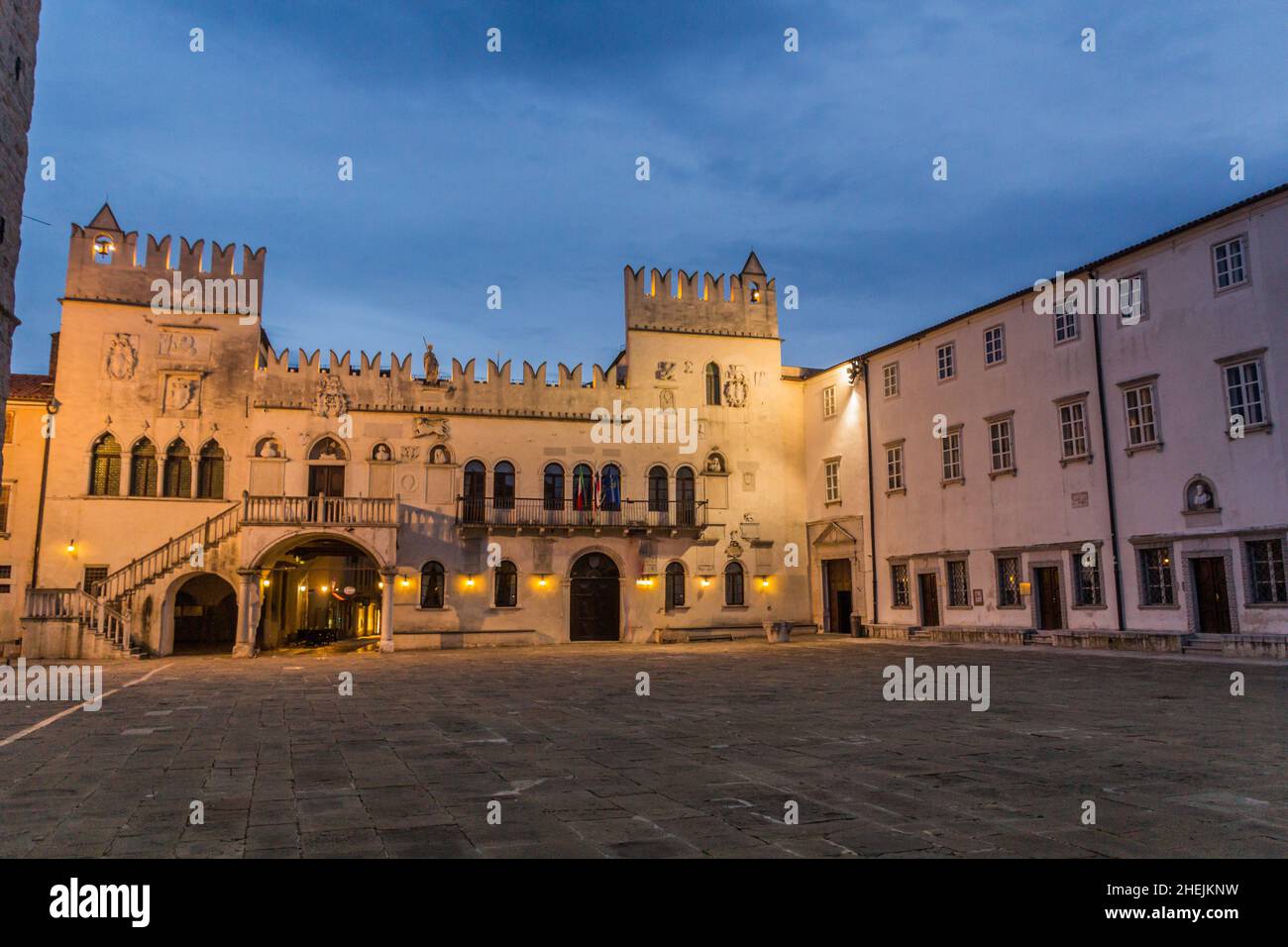 Abendansicht des Praetorianischen Palastes auf dem Titov Trg Platz in Koper, Slowenien Stockfoto