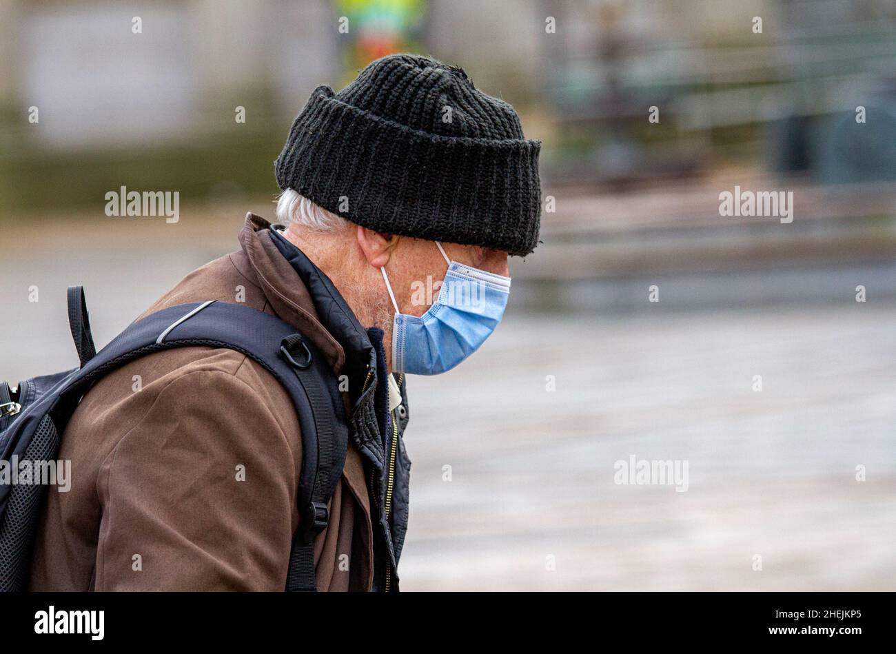 Dundee, Tayside, Schottland, Großbritannien. 11th Januar 2022. UK Wetter: An einem hellen und kalten Januartag erreichen die Temperaturen in Teilen von Nordostschottland 4 Grad Celsius. Mit den neuen Covid-Sperrbeschränkungen sowie dem Tragen von Gesichtsbezügen aufgrund der Ausbreitung des Omicron-Virus im ganzen Land verbringen einige Anwohner den Tag mit Winterverkäufen im Stadtzentrum von Dundee. Kredit: Dundee Photographics/Alamy Live Nachrichten Stockfoto