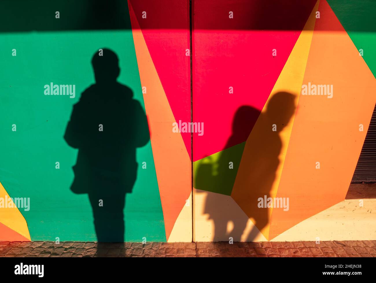 Die Wand entlang der Uferpromenade am See in Zug, Schweiz, ist mit geometrischen Formen in einer Vielzahl von lebendigen Farben verziert. Konzentrieren Sie sich auf die Wände Stockfoto