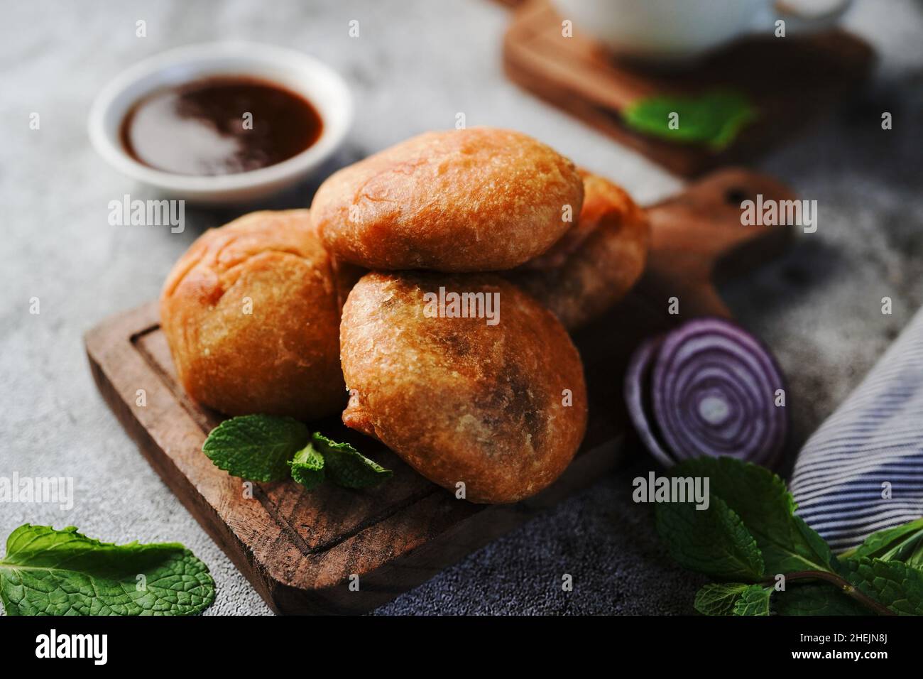 Kachori oder Kachouri: Beliebter frittierter indischer Snack mit Chutney und selektivem Fokus Stockfoto