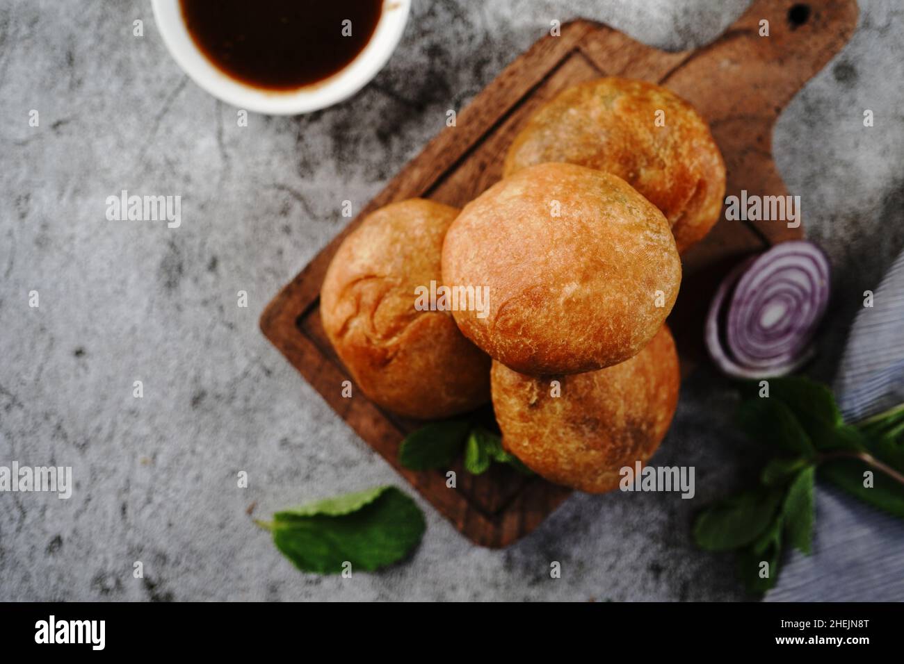 Kachori oder Kachouri: Beliebter frittierter indischer Snack mit Chutney und selektivem Fokus Stockfoto