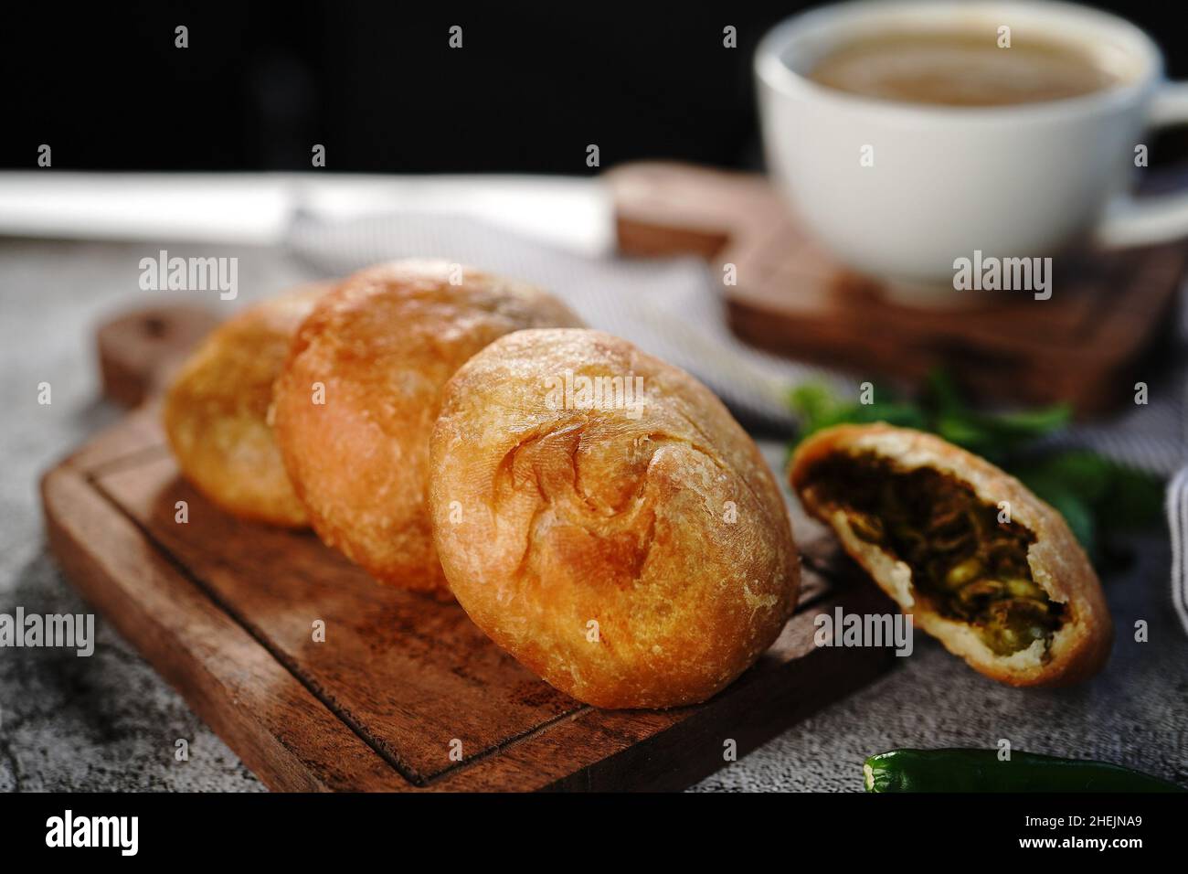 Kachori oder Kachouri: Beliebter frittierter indischer Snack mit Chutney und selektivem Fokus Stockfoto