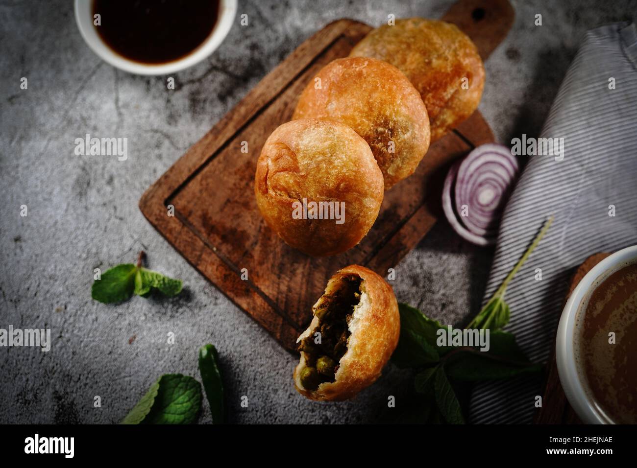 Kachori oder Kachouri: Beliebter frittierter indischer Snack mit Chutney und selektivem Fokus Stockfoto