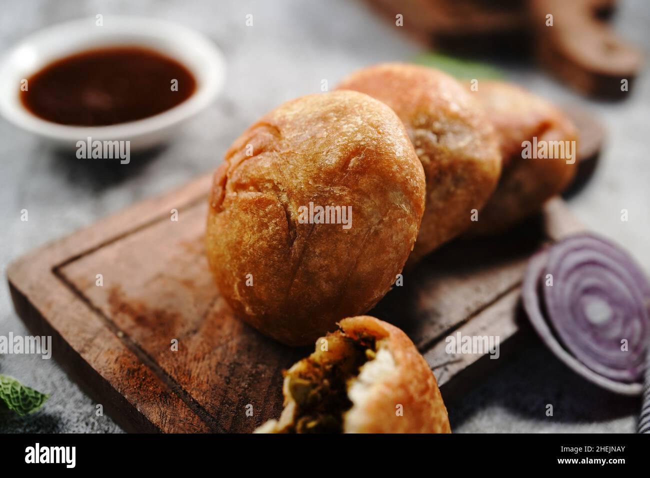 Kachori oder Kachouri: Beliebter frittierter indischer Snack mit Chutney und selektivem Fokus Stockfoto