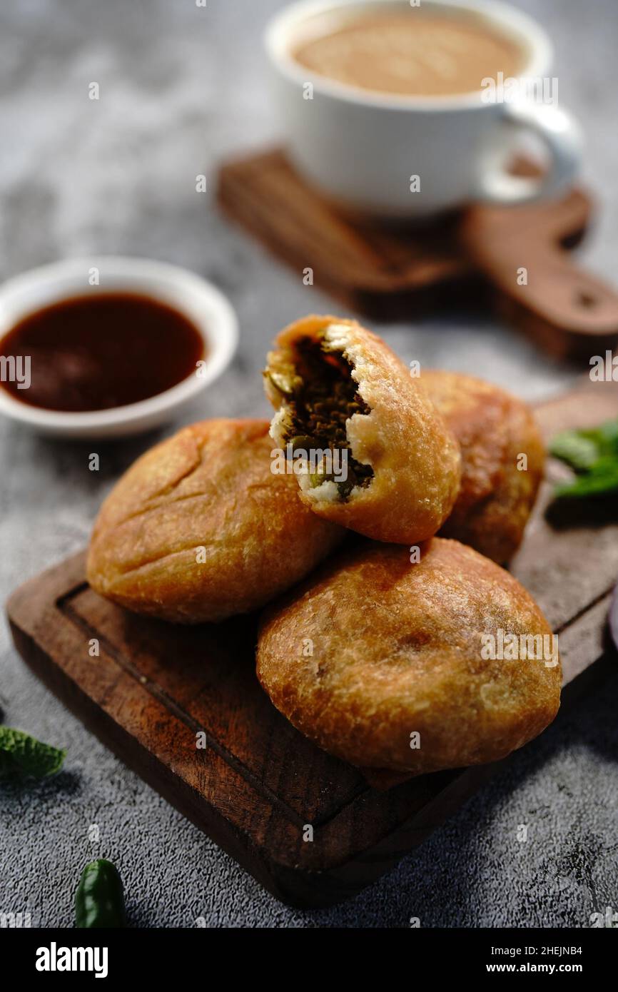 Kachori oder Kachouri: Beliebter frittierter indischer Snack mit Chutney und selektivem Fokus Stockfoto