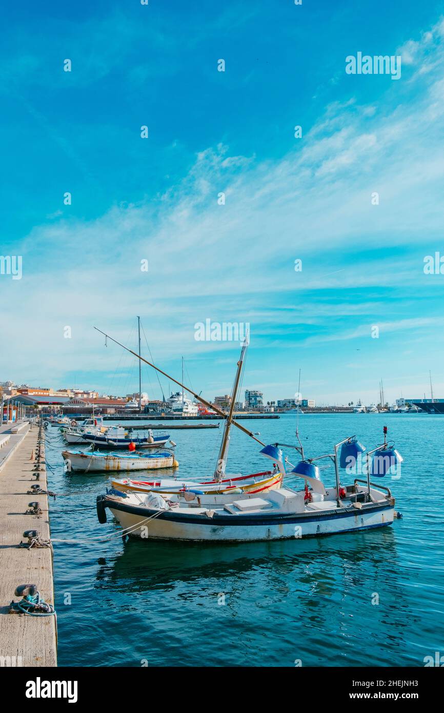 Detail von einigen Fischerbooten, die am Hafen von El Serrallo, dem traditionellen Fischerviertel in Tarragona, Spanien, festgemacht sind Stockfoto