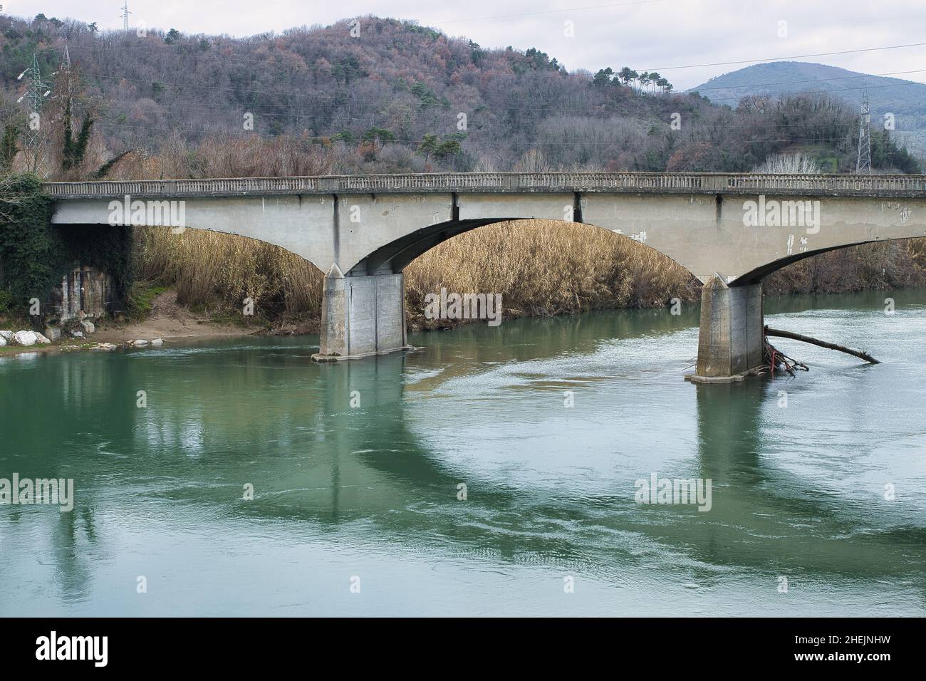 Eine Brücke über den Fluss Serchio in der Toskana (Italien) in der Nähe des Dorfes Ripafratta Stockfoto