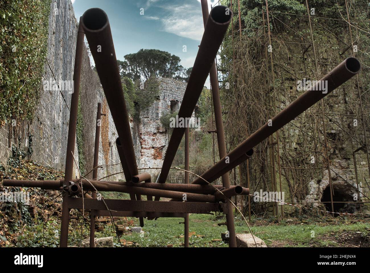 Rostige Baumaschinen wurden bei einer gescheiterten Renovierung der Ruinen in Ripafratta zurückgelassen Stockfoto