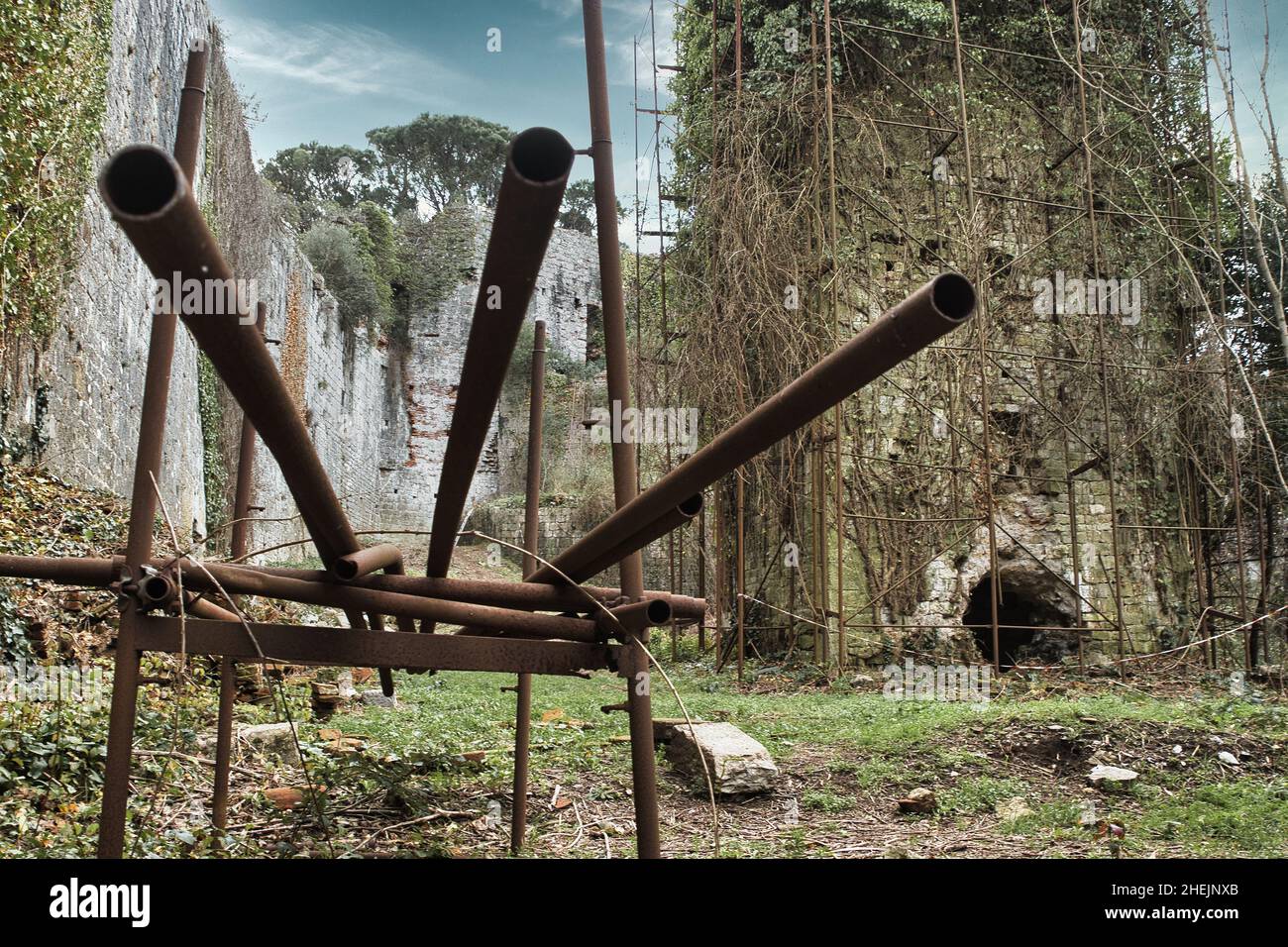 Rostige Baumaschinen wurden bei einer gescheiterten Renovierung der Ruinen in Ripafratta zurückgelassen Stockfoto