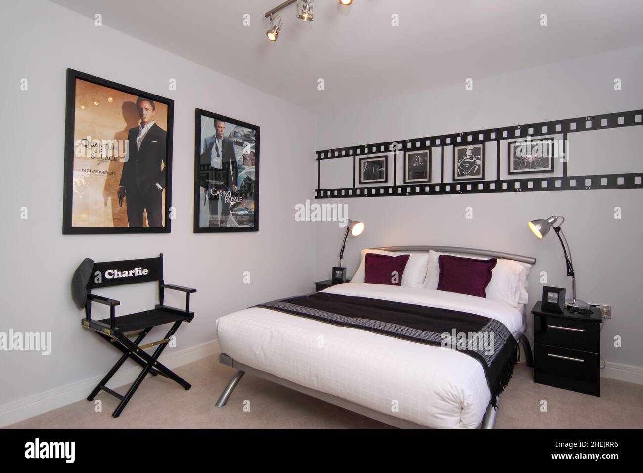 Film- und Kinothema Jungen Kinderzimmer, Schwarz-Weiß-Thema, Bett, Kissen, Regiestuhl, James Bond, 007, Nachttischlampen, Stockfoto