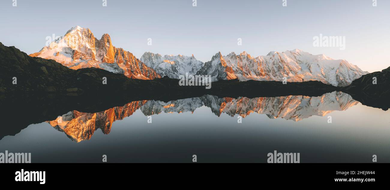 Der Mont Blanc spiegelt sich in Lacs des Cheserys, Chamonix, Haute Savoie, Frankreich wider Stockfoto