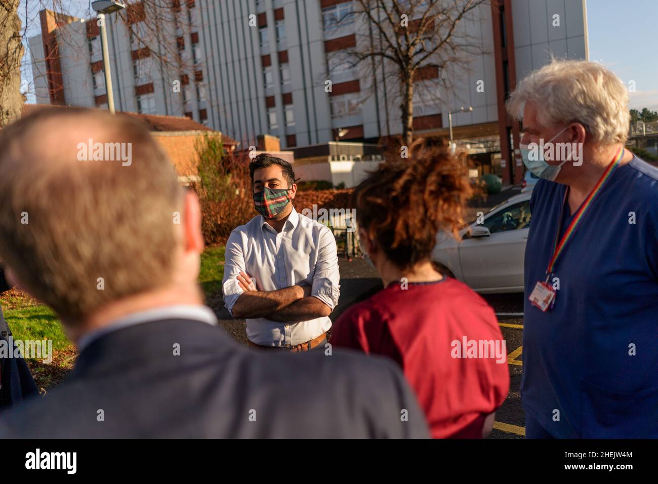 Der schottische Gesundheitsminister Humza Yousaf spricht mit Mitarbeitern während eines Besuchs im Liberton Hospital in Edinburgh, Schottland. Herr Yousaf sprach über Fernüberwachungstools, die Covid-Patienten dabei unterstützen, sich sicher zu Hause zu halten, sowie über eine Reihe von Schritten, die zur Unterstützung des Gesundheits- und Pflegepersonals und zur Maximierung der Kapazität ergriffen werden. Bilddatum: Dienstag, 11. Januar 2022. Stockfoto