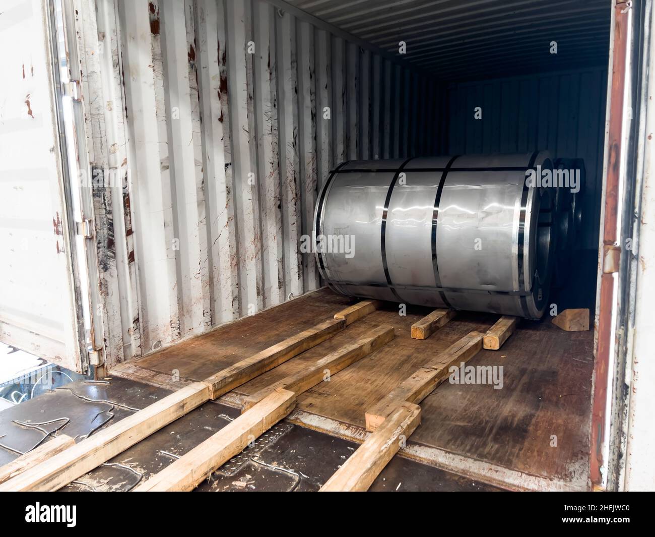 Laden des Stahls der Hauptspule aus dem Behälter Stockfoto