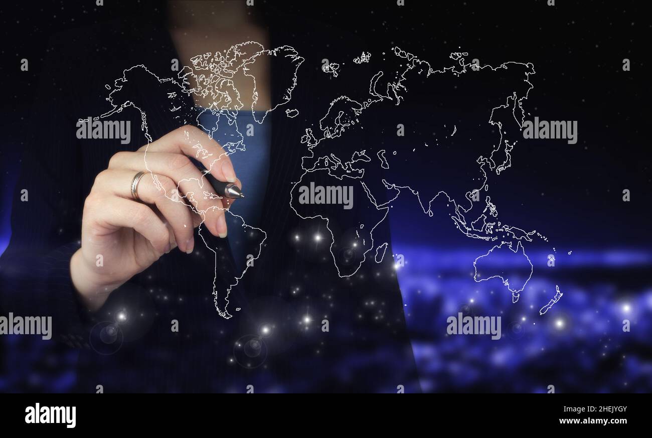 Internationales Geschäftskonzept. Hand halten digitale Grafik Stift und Zeichnung digitale Hologramm Welt, Erde, Karte, Globus Zeichen auf Stadt dunkel verschwommen Hintergrund Stockfoto