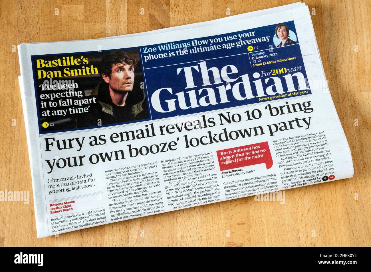 11 Jan 2022 Headline in The Guardian liest Fury als E-Mail enthüllt No 10 Bring Your Own Booze Lockdown Party. Stockfoto