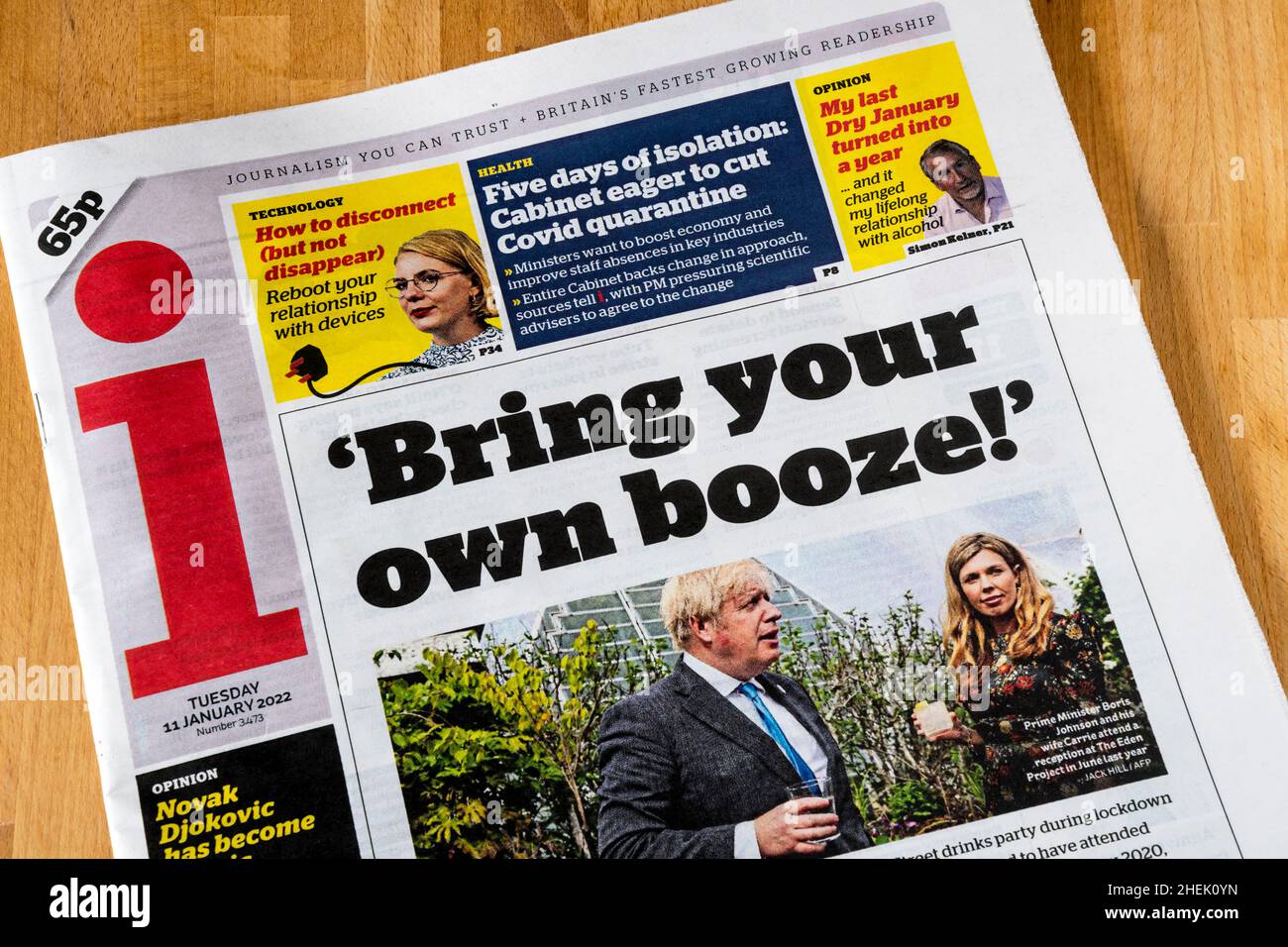 11 Jan 2022 Headline in i reads 'Bring Your Own Booze' nach den neuesten Enthüllungen über Covid Lockdown Rule Breaking von Boris Johnson & Downing Street. Stockfoto