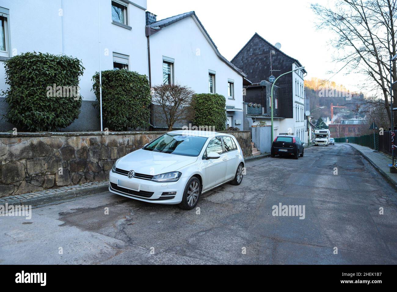 Hagen, Deutschland. 11th Januar 2022. Fast ein halbes Jahr nach dem katastrophalen Sturm im Hohenlimburger Landkreis Hagen. Mitte Juli 2021 verursachten heftige Regenfälle und Stürme vielerorts Überschwemmungen und Zerstörungen. In Nordrhein-Westfalen traf es Hagen zunächst besonders hart. Hänge rutschten hinunter, überflutete Straßen wurden gesperrt. Kredit: Alex Talash/dpa - ACHTUNG: Nummernschild(e) pixeliert aus Datenschutzgründen/dpa/Alamy Live News Stockfoto