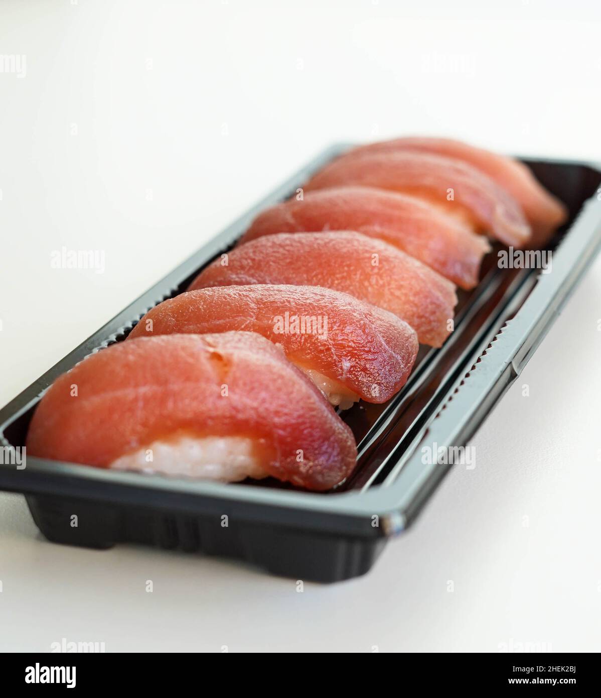 Tablett mit sechs Sushi-Stücken. Thunfisch-Nigiris. Stockfoto
