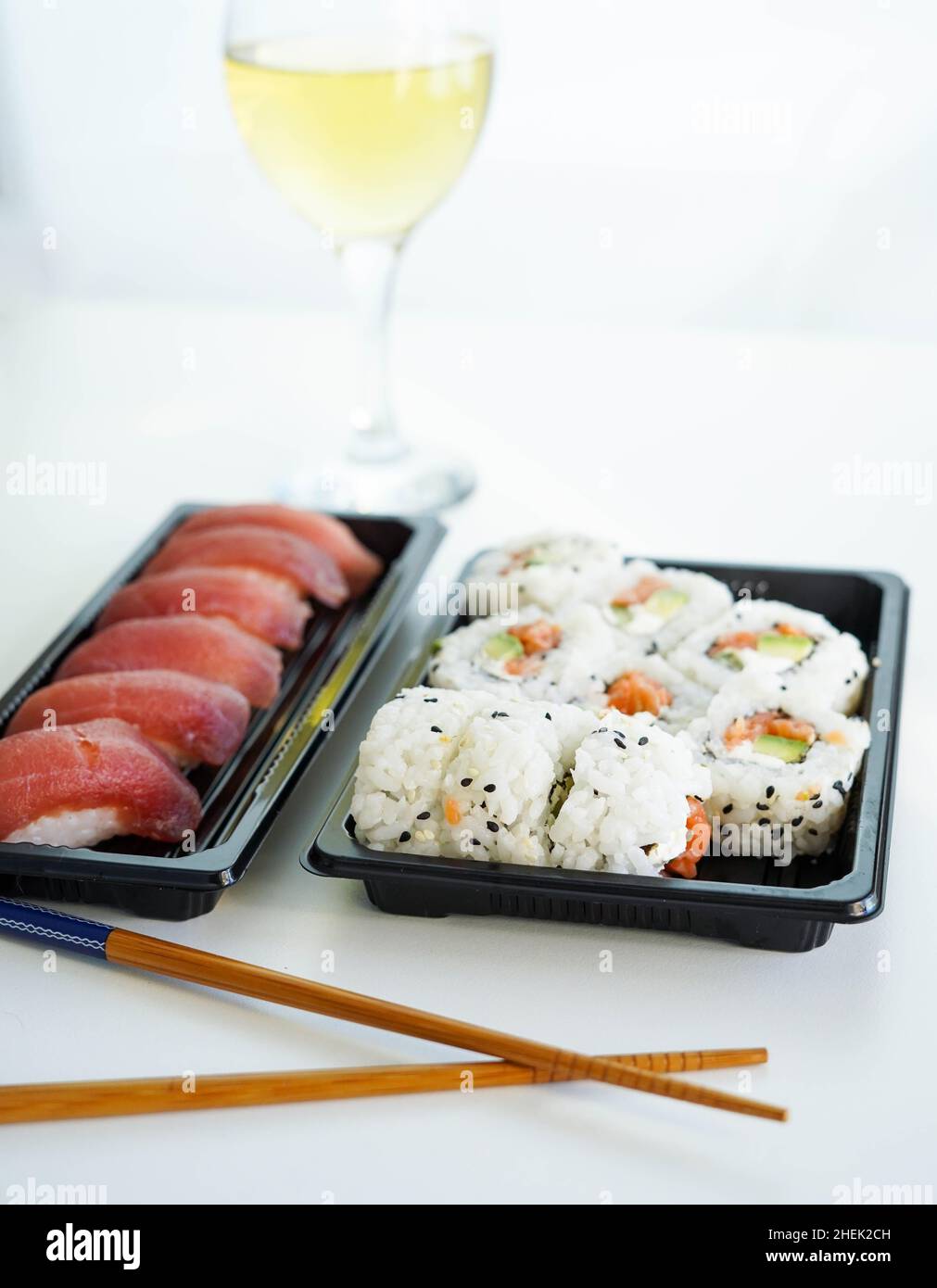 Tablett mit verschiedenen Sushi-Stücken. California Roll. Stockfoto