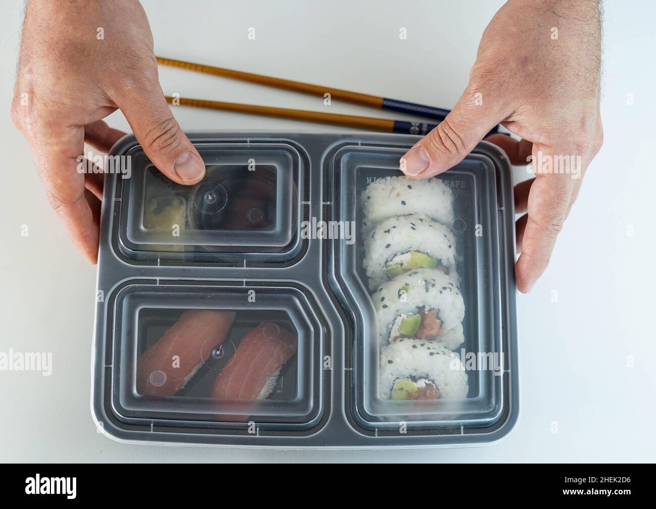 Tablett mit verschiedenen Sushi-Stücken. California Roll. Stockfoto