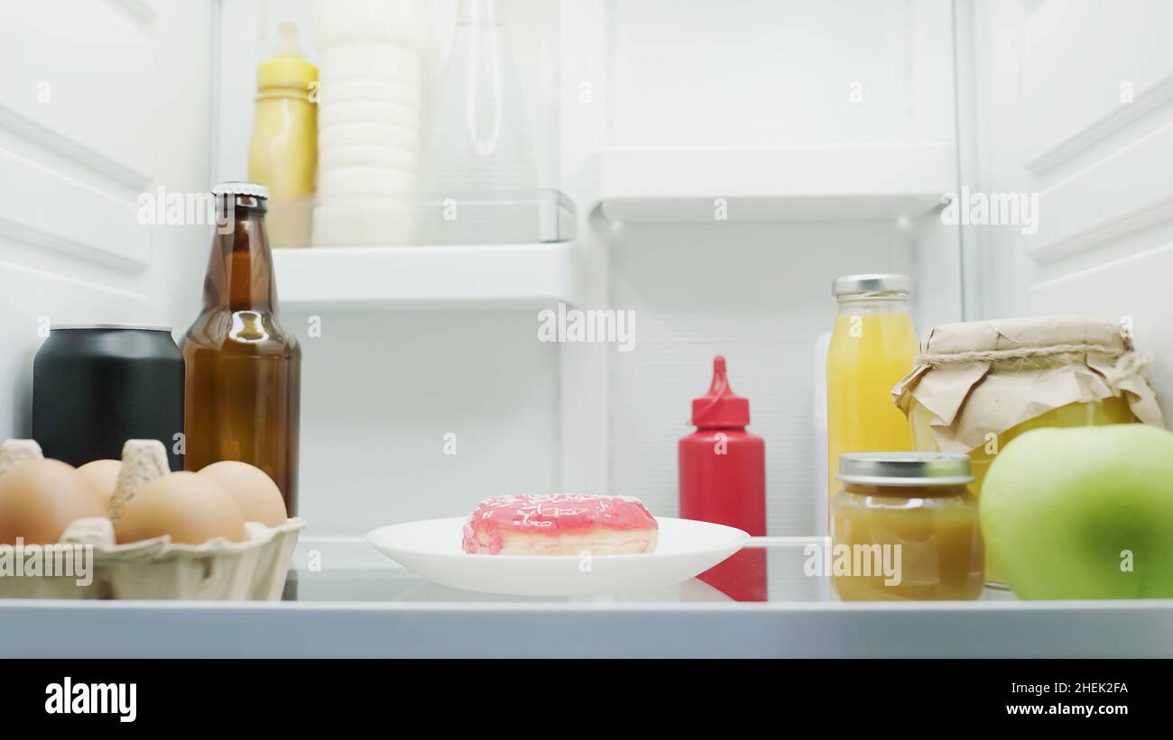 Reisen Auto Kühlschrank mit Flaschen Stockfotografie - Alamy
