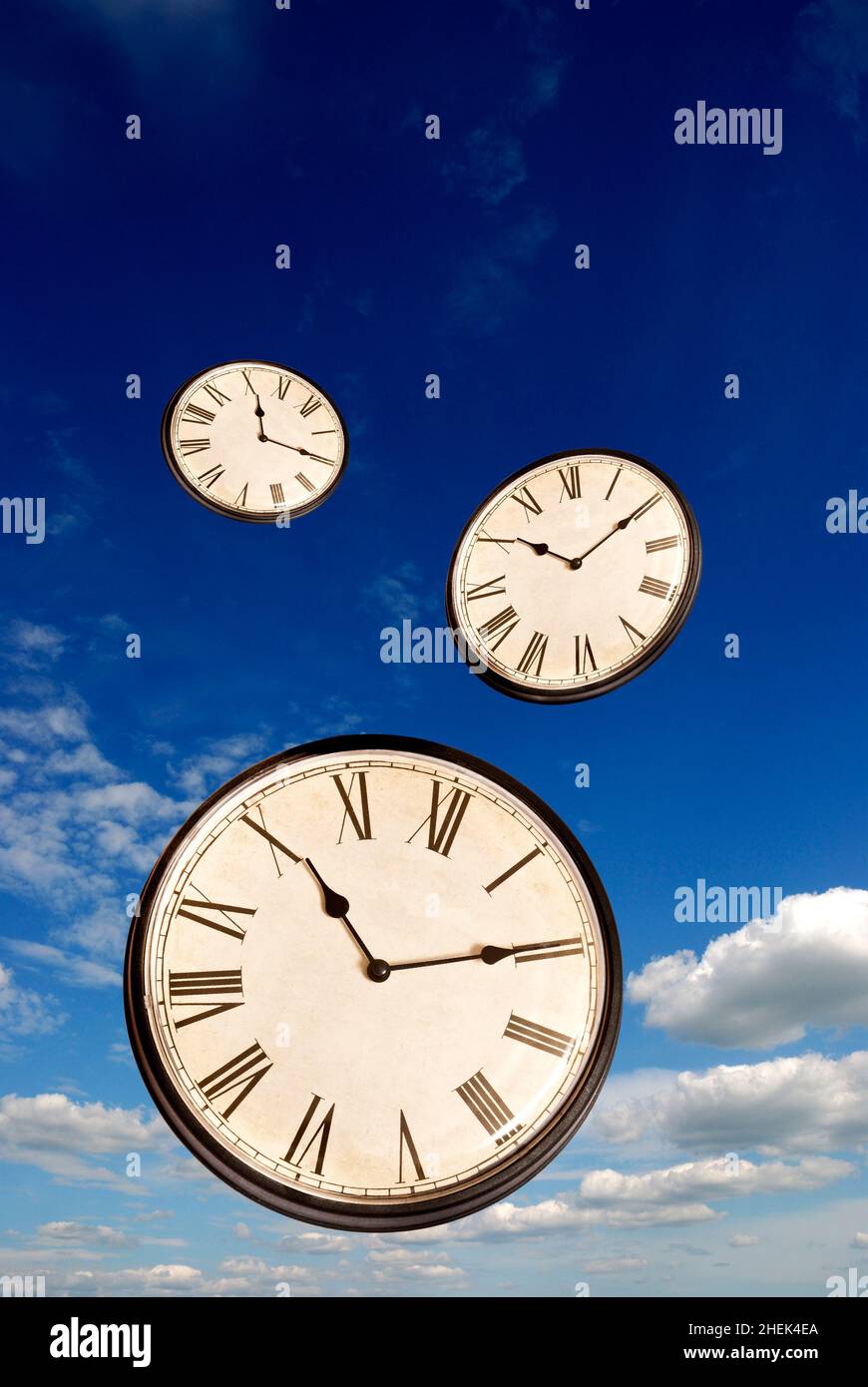 Uhren fliegen über einem blauen Himmel, Zeitkonzept Stockfoto Uhren fliegen über einem blauen Himmel, Zeitkonzept Stockfoto