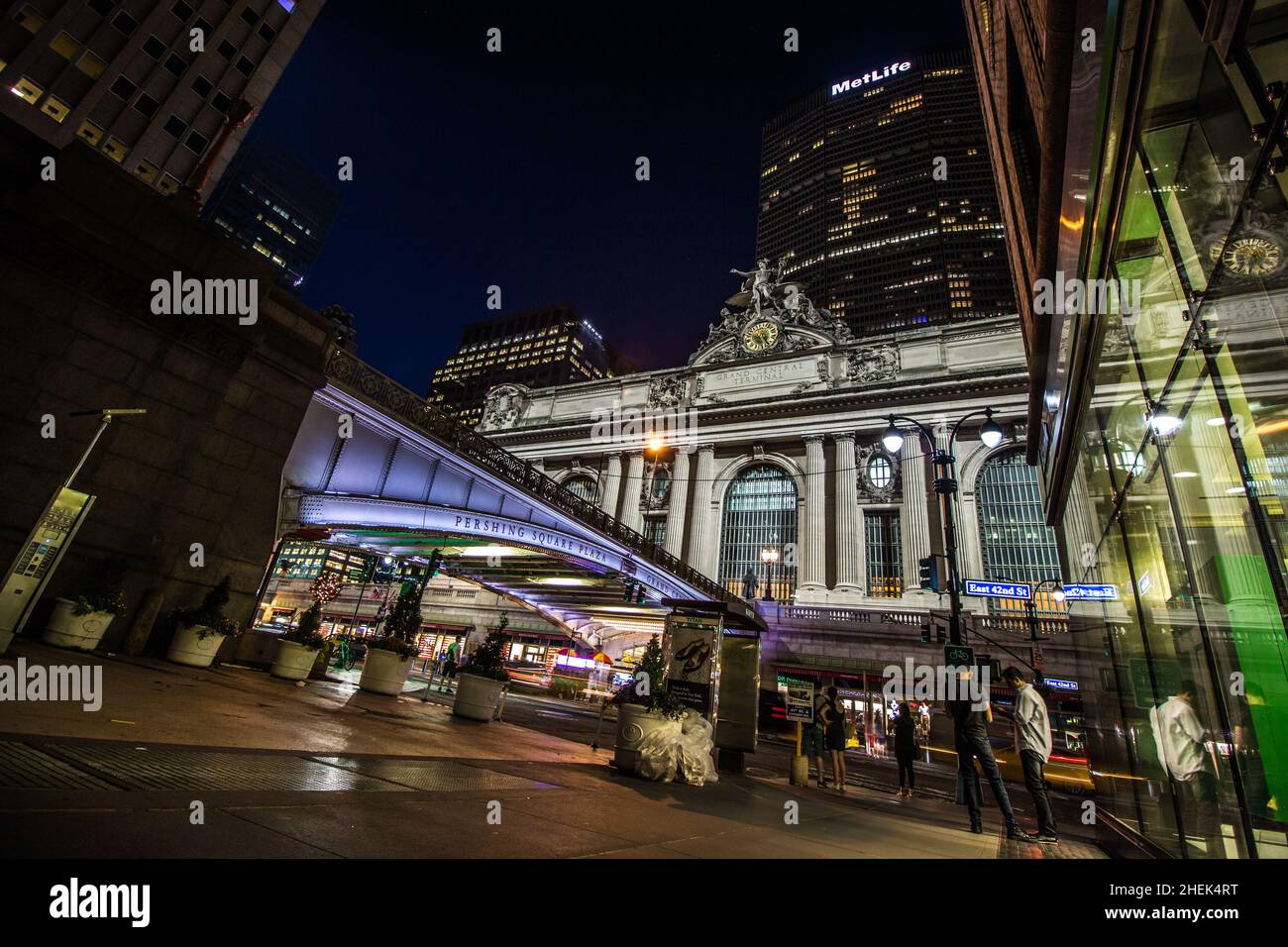 Grand Central Station, beleuchtet vom Neon von New York. Im Hintergrund befindet sich das Met Life-Gebäude. Stockfoto