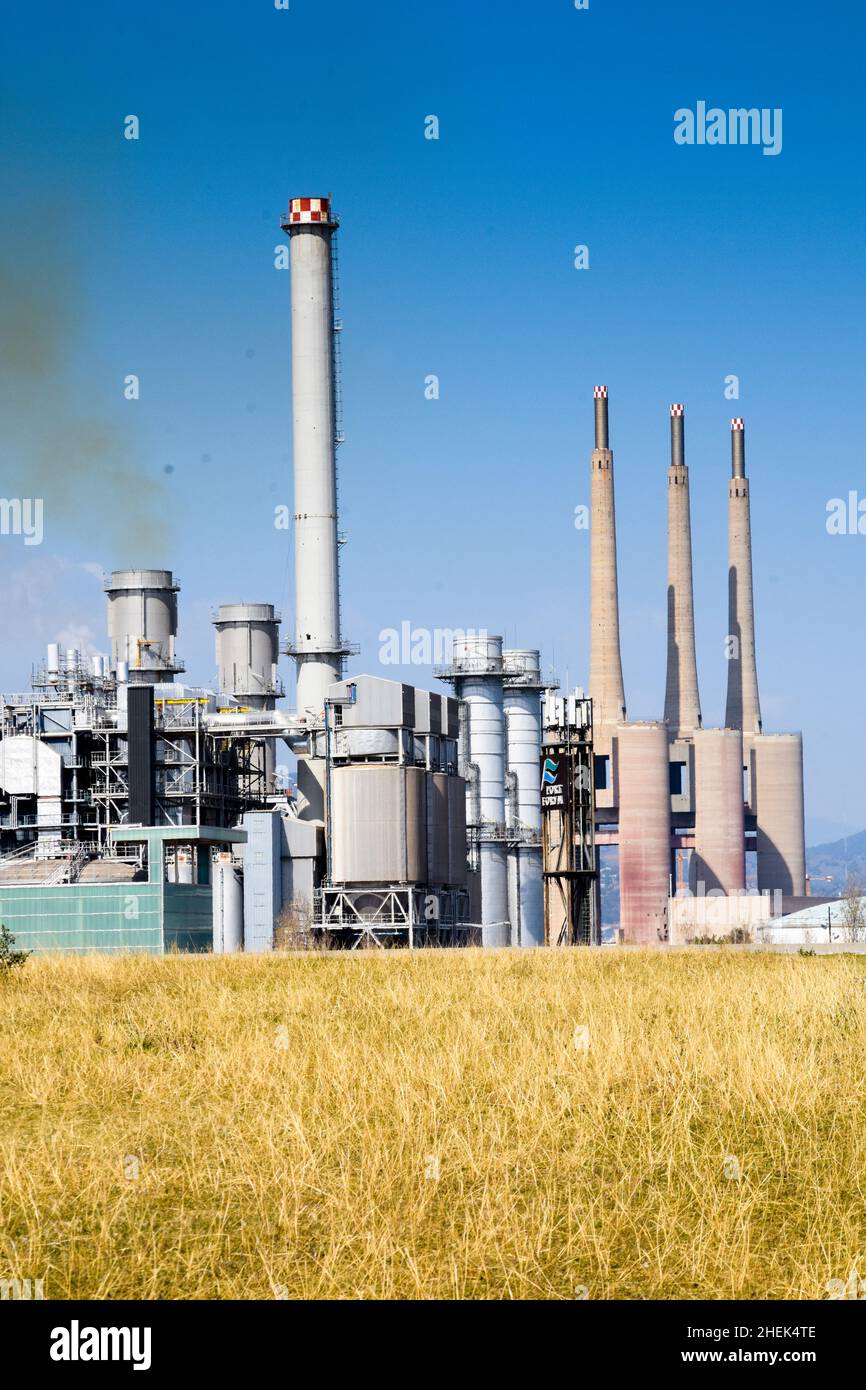 Fabrik im Vergleich zu Umwelt. Stockfoto