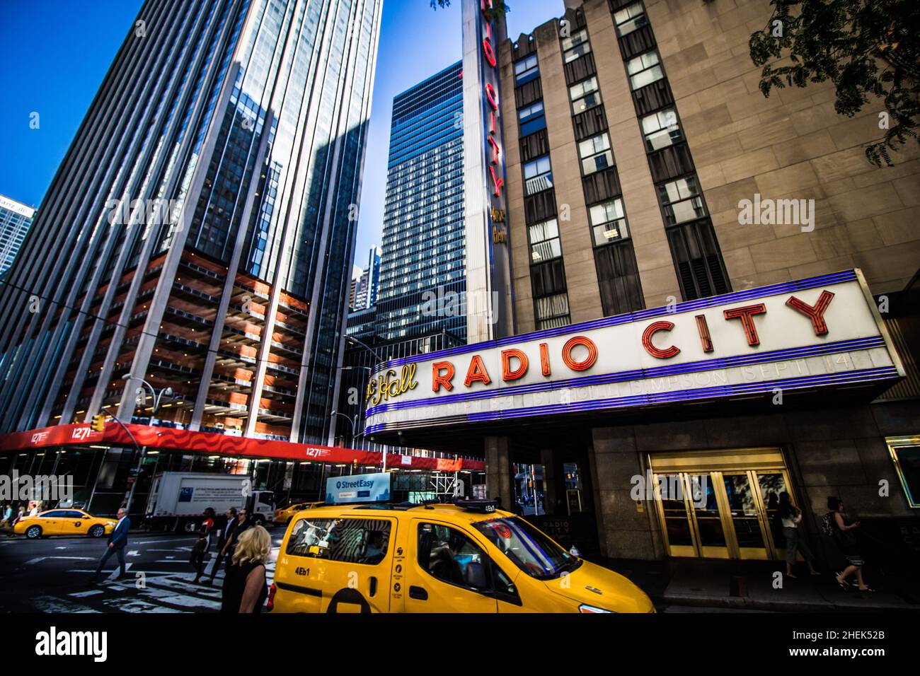 Die Radio City Music Hall ist ein Veranstaltungsort in der 1260 Avenue of the Americas, im Rockefeller Center in Midtown Manhattan, New York City. Stockfoto