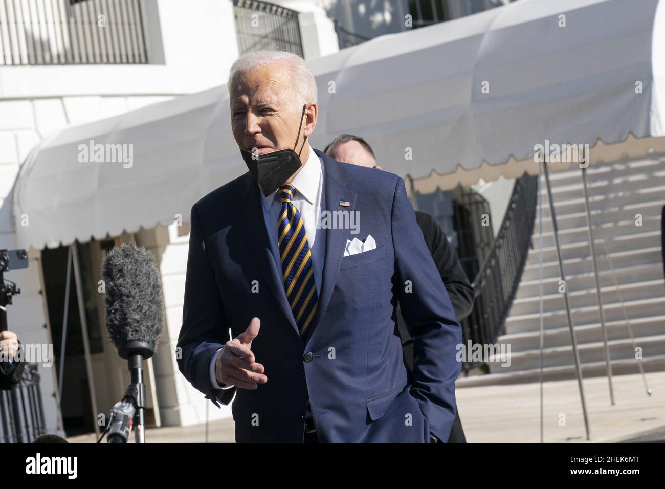 Washington, Usa. 11th Januar 2022. Präsident Joe Biden spricht mit Reportern, als er das Weiße Haus auf dem Weg nach Atlanta, Georgia, verlässt, wo er am Dienstag, dem 11. Januar 2022 in Washington, DC, über die Notwendigkeit einer Gesetzgebung zum Schutz des verfassungsmäßigen Wahlrechts und der Integrität von Wahlen sprechen wird. Foto von Chris Kleponis/UPI Kredit: UPI/Alamy Live News Stockfoto