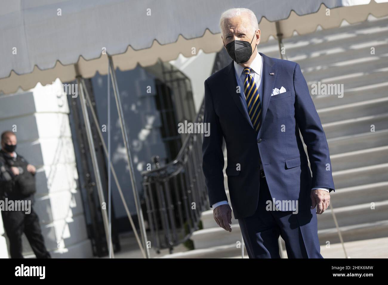 Washington, Usa. 11th Januar 2022. Präsident Joe Biden verlässt das Weiße Haus auf dem Weg nach Atlanta, Georgia, wo er am Dienstag, dem 11. Januar 2022 in Washington, DC, über die Notwendigkeit einer Gesetzgebung zum Schutz des verfassungsmäßigen Wahlrechts und der Integrität der Wahlen sprechen wird. Foto von Chris Kleponis/UPI Kredit: UPI/Alamy Live News Stockfoto