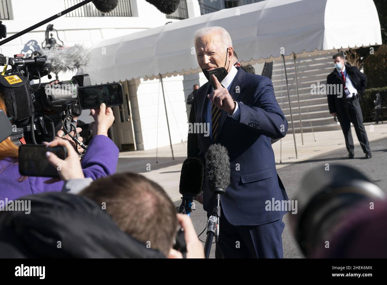Washington, Usa. 11th Januar 2022. Präsident Joe Biden spricht mit Reportern, als er das Weiße Haus auf dem Weg nach Atlanta, Georgia, verlässt, wo er am Dienstag, dem 11. Januar 2022 in Washington, DC, über die Notwendigkeit einer Gesetzgebung zum Schutz des verfassungsmäßigen Wahlrechts und der Integrität von Wahlen sprechen wird. Foto von Chris Kleponis/UPI Kredit: UPI/Alamy Live News Stockfoto