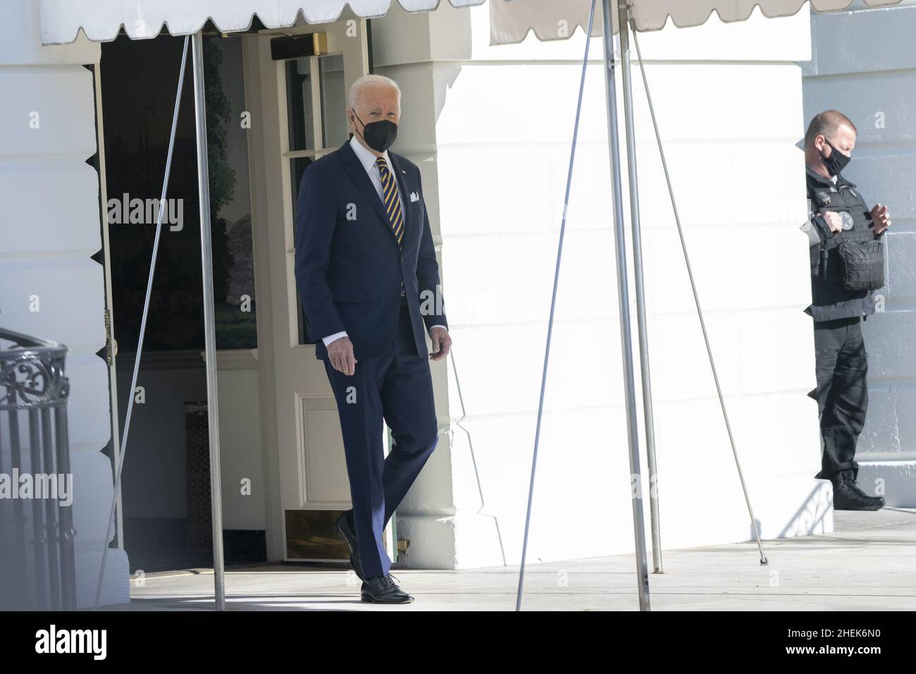 Washington, Usa. 11th Januar 2022. Präsident Joe Biden verlässt das Weiße Haus auf dem Weg nach Atlanta, Georgia, wo er am Dienstag, dem 11. Januar 2022 in Washington, DC, über die Notwendigkeit einer Gesetzgebung zum Schutz des verfassungsmäßigen Wahlrechts und der Integrität der Wahlen sprechen wird. Foto von Chris Kleponis/UPI Kredit: UPI/Alamy Live News Stockfoto