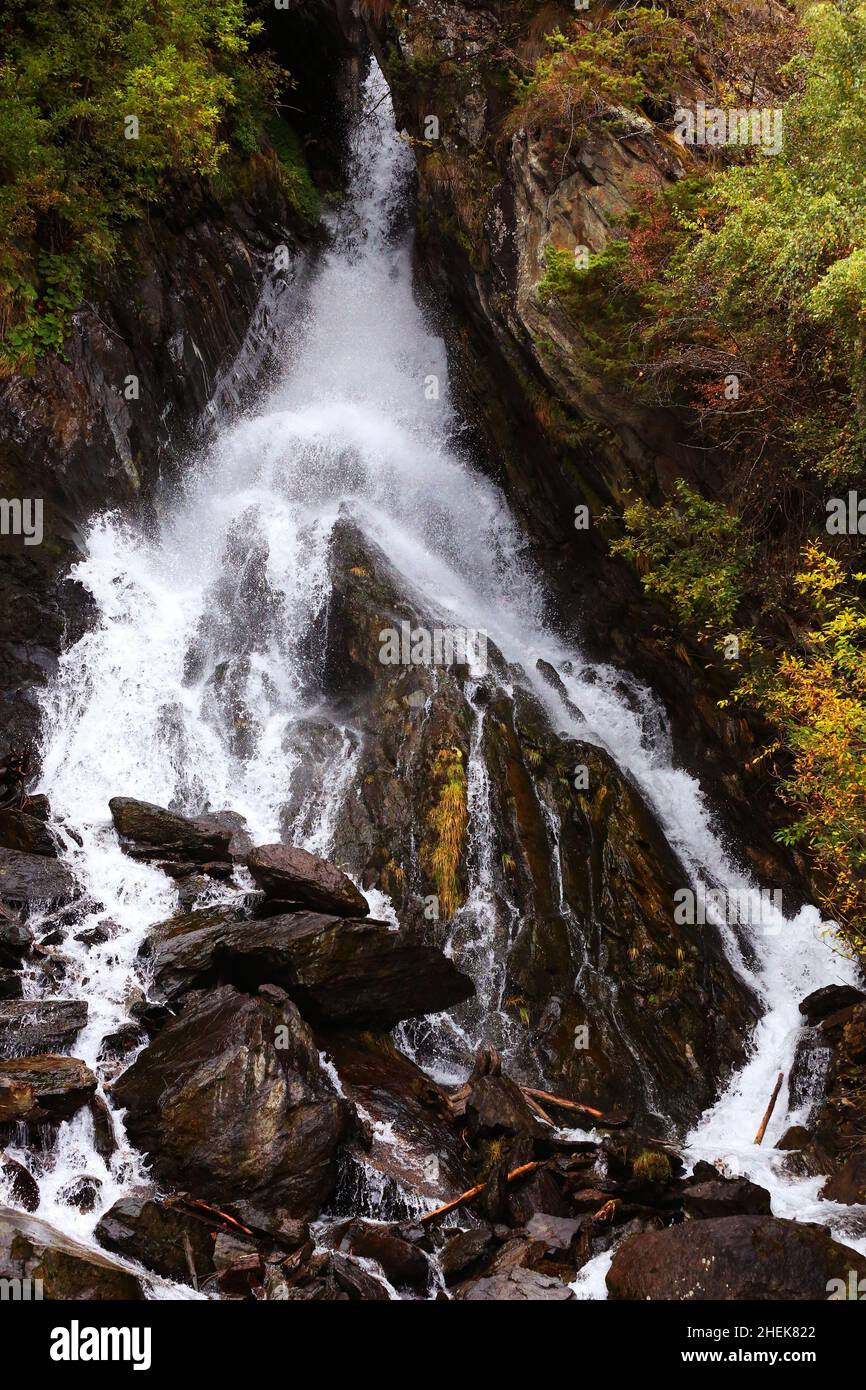Südtirol, Gesundheit, Wellness, Wasserfall, Dolomiten, Meran , Bozen, tosendes wildes Wasser stürzt von dem Berg und den Felsen herunter Stockfoto