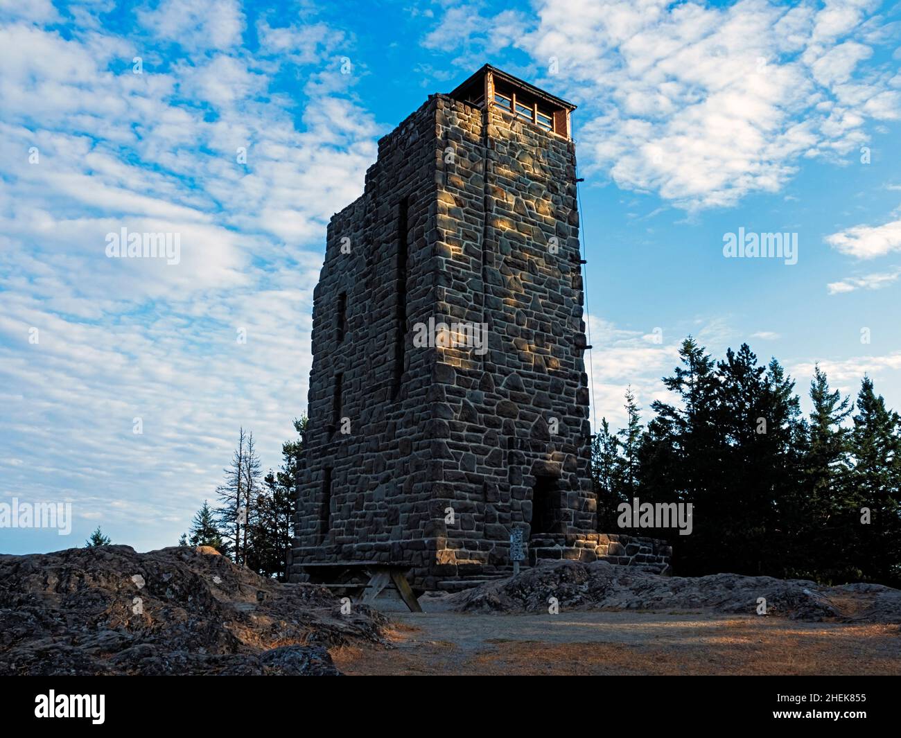 WA21048-00...WASHINGTON - Mt. Constitution Observation Tower auf dem Gipfel des Mt. Verfassung im Moran State Park auf der Insel Orcas. Stockfoto