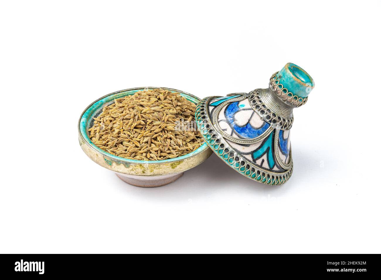 Kreuzkümmel in einem marokkanischen Mini-Tajine Stockfoto